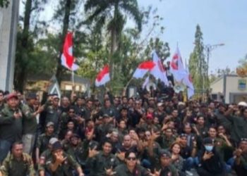 DPC LSM TRINUSA BERENCANA GELAR AKSI UNJUK RASA DI DPRD PRINGSEWU, TUNTUT TRANSPARANSI DUGAAN PENYIMPANGAN ANGGARAN 2025