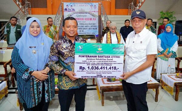 Kunjungi Pringsewu, Wamensos Serahkan Bantuan ATENSI Senilai Rp1 Miliar Lebih