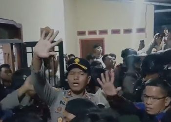 Massa Padati Rumah Kades, Polisi dan Brimob Evakuasi Dua Terduga Pelaku Curat di Natar