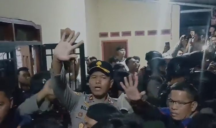 Massa Padati Rumah Kades, Polisi dan Brimob Evakuasi Dua Terduga Pelaku Curat di Natar