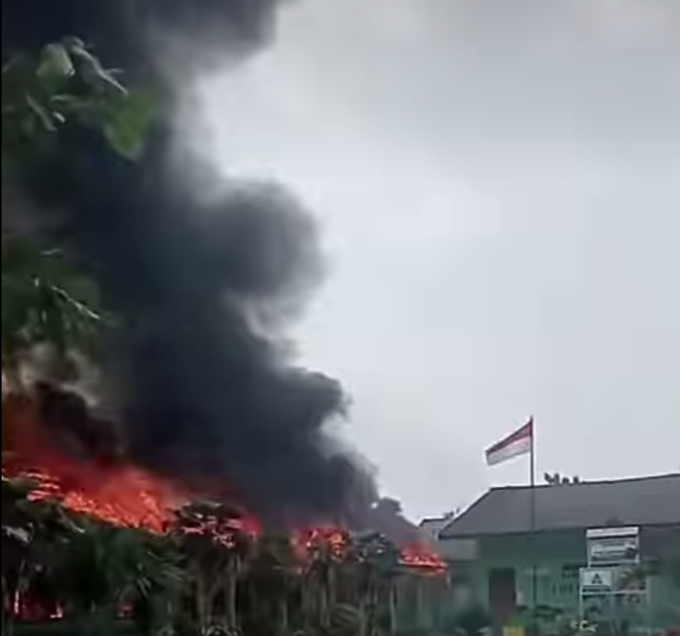 Si Jago Merah Ngamuk, SDN 14 Tulan(wang Tengah Dilalap Api