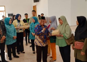 ‎Bukan Iduladha, BAZNAS dan TP PKK Kota Palembang Bagikan Daging Segar Murni untuk Warga Sukarami