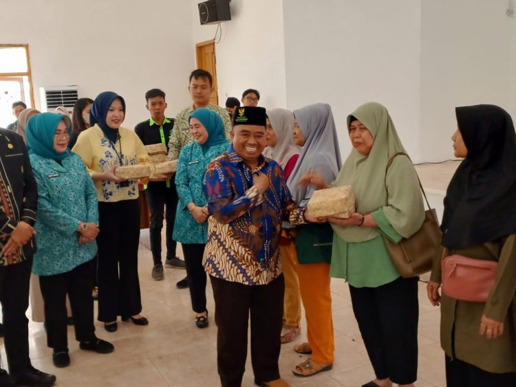 Bukan Iduladha, BAZNAS dan TP PKK Kota Palembang Bagikan Daging Segar Murni untuk Warga Sukarami