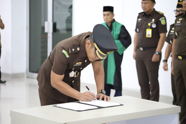 PELANTIKAN DAN SERAH TERIMA JABATAN KEPALA SEKSI INTELIJEN PADA KEJAKSAAN NEGERI BANYUASIN