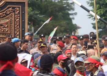 *Di Tengah Aksi, Kapolres Lampung Selatan Duduk di Jalanan dan Minum Es Jeruk Bareng Massa*