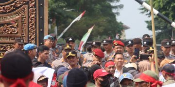 *Di Tengah Aksi, Kapolres Lampung Selatan Duduk di Jalanan dan Minum Es Jeruk Bareng Massa*