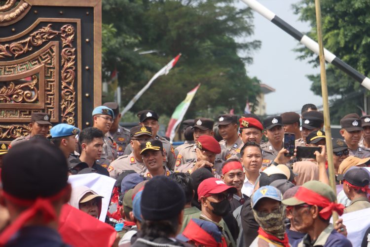 *Di Tengah Aksi, Kapolres Lampung Selatan Duduk di Jalanan dan Minum Es Jeruk Bareng Massa*