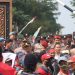 *Di Tengah Aksi, Kapolres Lampung Selatan Duduk di Jalanan dan Minum Es Jeruk Bareng Massa*