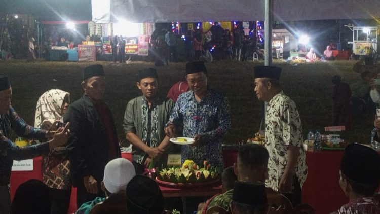 Desa Tanjung Jaya Genap Berusia 40 Tahun Kades Santoso Potong Tumpeng