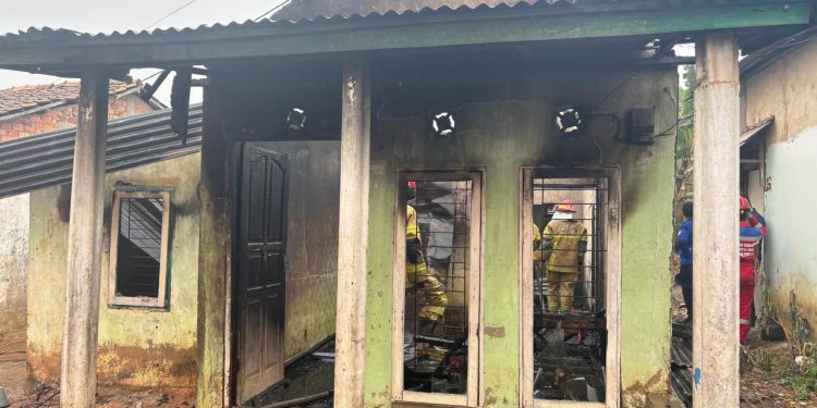 Diduga Korsleting Listrik, Rumah Wartawan Radarri.com terbakar