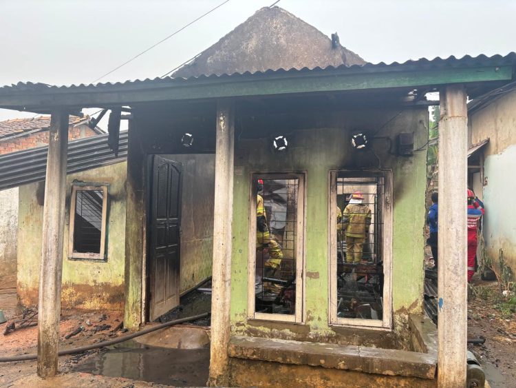 Diduga Korsleting Listrik, Rumah Wartawan Radarri.com terbakar