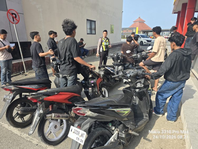 Dipergoki Warga, Balap Liar di Depan GOR Way Handak Dibubarkan Polisi, 8 Motor Diamankan