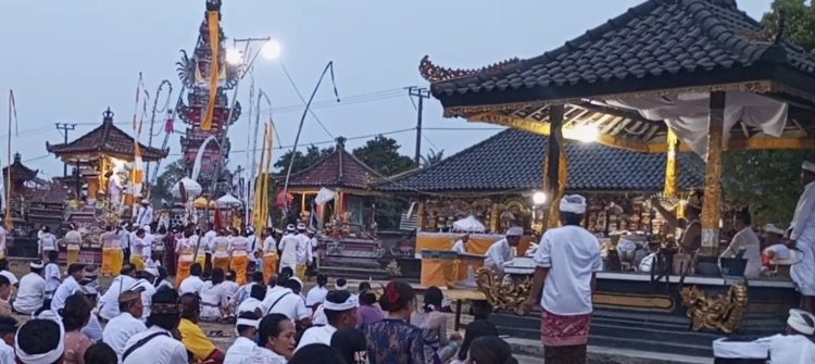 Khusyuk! Piodalan Purnama Kelima di Pura Puseh Kerti Buana Desa Bali Agung Dipuput Ida Pedanda Ngurah Keniten