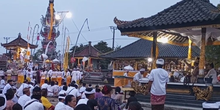 Khusyuk! Piodalan Purnama Kelima di Pura Puseh Kerti Buana Desa Bali Agung Dipuput Ida Pedanda Ngurah Keniten