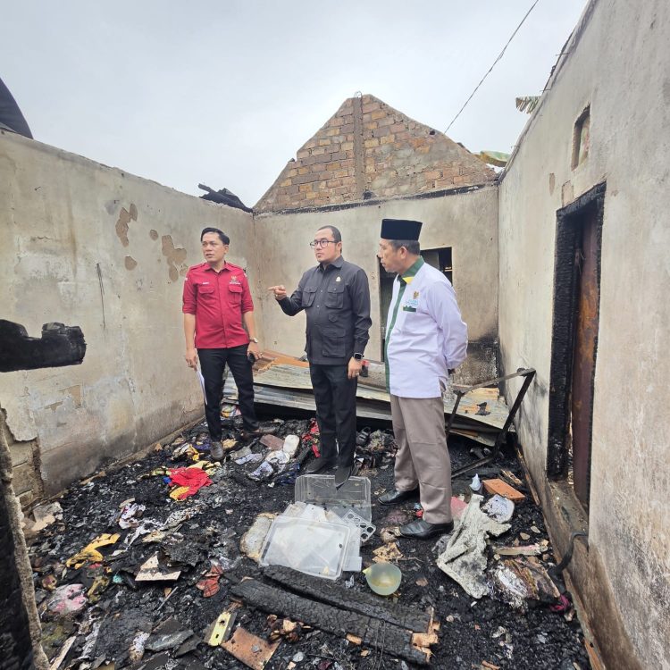 Anggota Komisi IV DPRD Kota Palembang Andri Adam Ulurkan Bantuan untuk Jurnalis Radarri.com, Korban Rumah Kebakaran